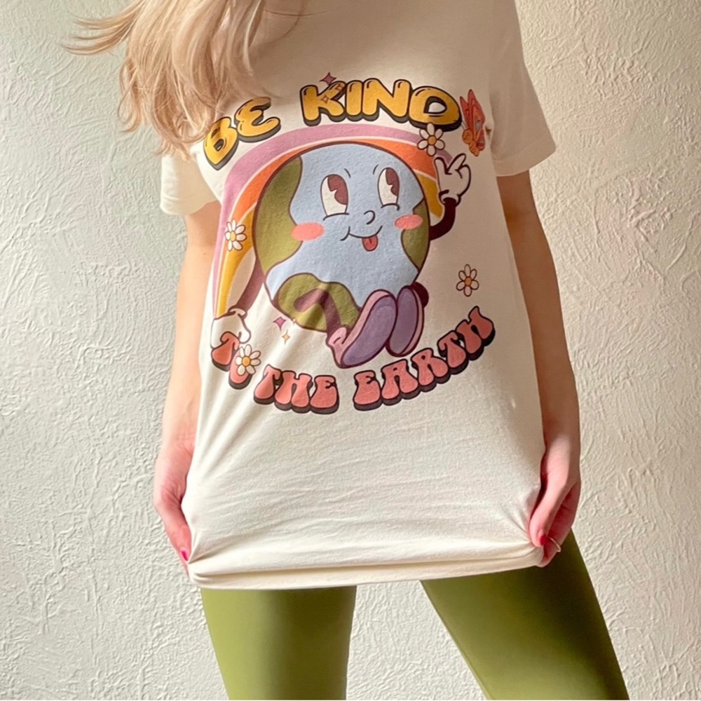 Be kind to the earth graphic tee